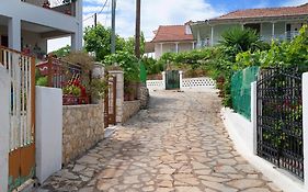 Lakis Apartment